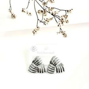 Aros de acero forma triangular con pasante. 2.5 cm.