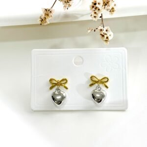 Aros de acero con pasantes, corazón y moño combinado. 1.5 cm. de largo.