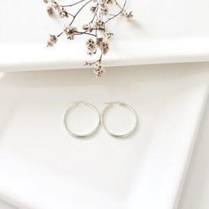 Aros de acero blanco estilo argollas. 3 cm de diámetro.