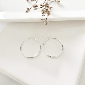 Aros de acero blanco estilo argollas. 4 cm. de diámetro.