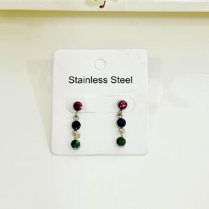 Aros de acero con piedras de colores.