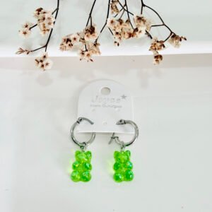 Aros argollita de acero con dije de osito gummy. Verde.