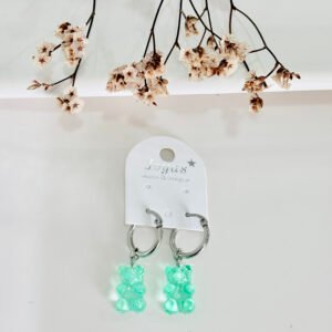 Aros argollita de acero con dije de osito gummy. Celeste.