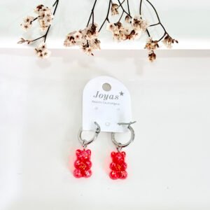 Aros argollita de acero con dije de osito gummy. Rojo.