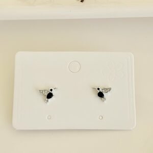 Aros pasantes, colibrí con strass y piedra negra.