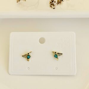 Aros pasantes, colibrí dorado con strass y piedra verde.