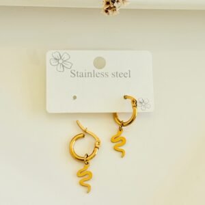 Aros de acero dorado, argolla con colgante de serpiente.