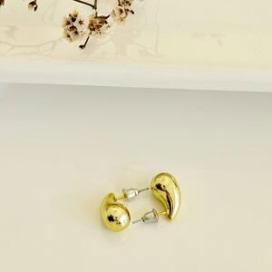 Aros pasantes, dorados, gota de acrílico.