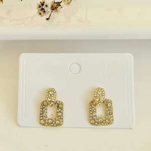 Aros pasante, dorados, cuadrados con strass.