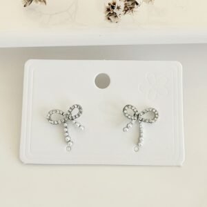 Aros pasante, moño con strass y micro perlas.