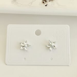 Aros pasantes, flor con piedras blancas.