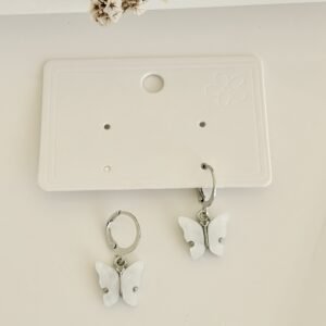 Aros argolla con colgante mariposa blanca.
