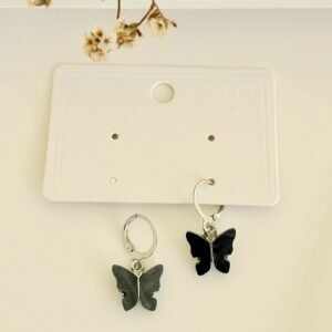 Aros argolla con colgante mariposa negra.