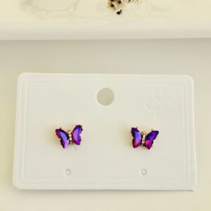 Aros pasantes, mariposa dorada con piedras violetas tornasol.