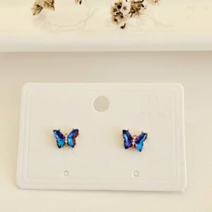 Aros pasantes, mariposa dorada con piedras azules tornasol.