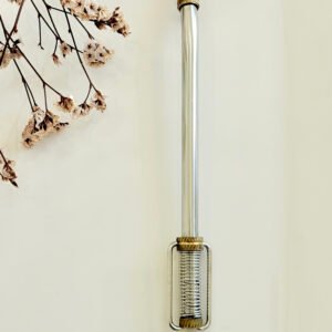 Bombilla de acero, con detalles dorados y base de estribo.