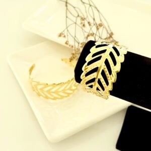 Brazalete dorado.