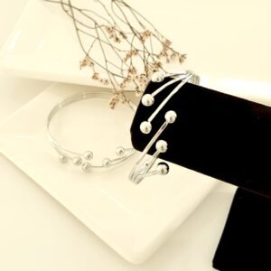 Brazalete plateado.
