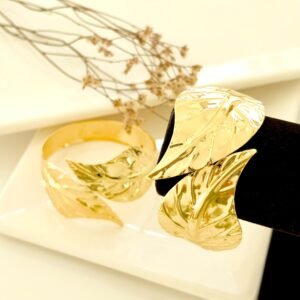 Brazalete dorado, hojas.