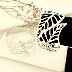 Brazalete plateado, hojas.