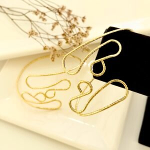 Brazalete dorado.
