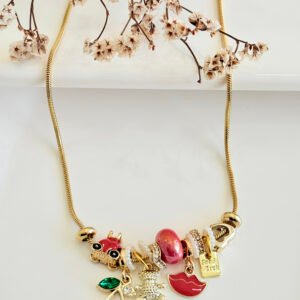 Collar dorado estilo Pandora con dijes colgantes multi-charms. 45+5 cm.