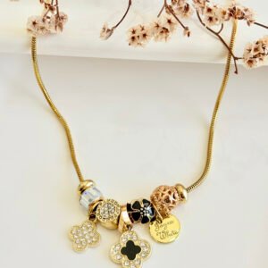 Collar dorado estilo Pandora con dijes colgantes multi-charms. 45+5 cm.