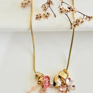 Collar dorado estilo Pandora con dijes colgantes multi-charms. 45+5 cm.