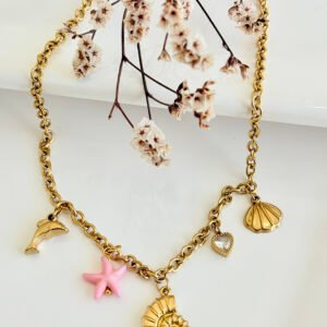 Collar dorado con dijes marinos. 40+5 cm.