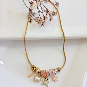 Collar dorado estilo Pandora con dijes colgantes multi-charms. 45+5 cm.