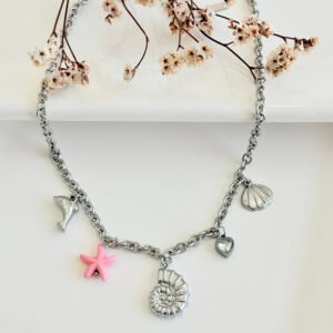 Collar de acero con dijes marinos.