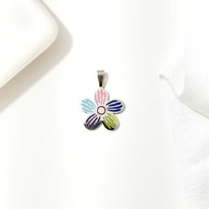 Dije con forma de flor de colores.