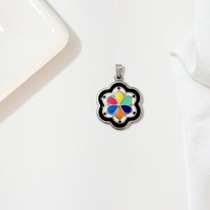 Dije flor multicolor, contorno negro. Mandala.