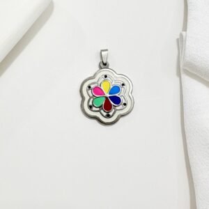 Dije flor multicolor, contorno blanco. Mandala.