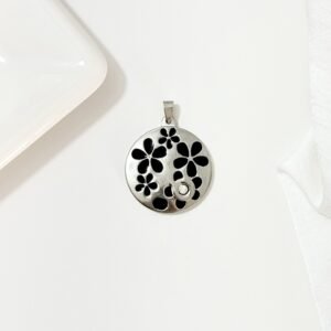 Dije acero, flores esmaltadas y strass.