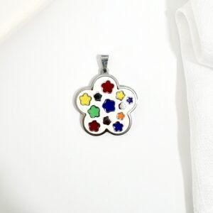 Dije forma de flor, interior multicolor.