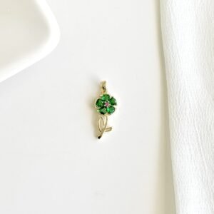 Dije flor dorada,piedras verdes.