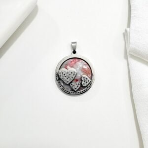 Dije de acero y nacar con corazones.