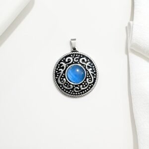 Dije circular con piedra azul. Mediano.