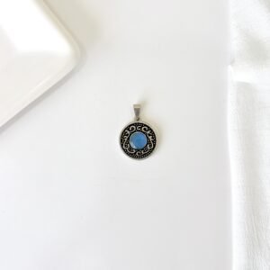 Dije circular con piedra azul. Chico.