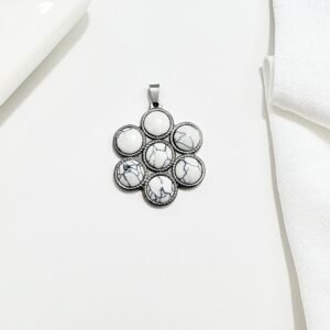 Dije en forma de flor con piedras.