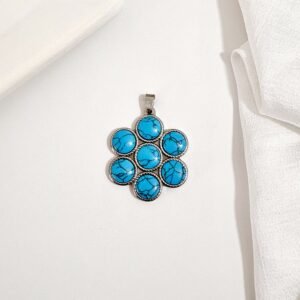 Dije en forma de flor con piedras color turquesa.