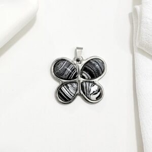 Dije forma de mariposa con piedras