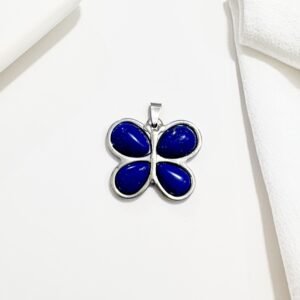 Dije forma de mariposa con piedras