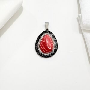 Dije forma de gota. Piedra roja.