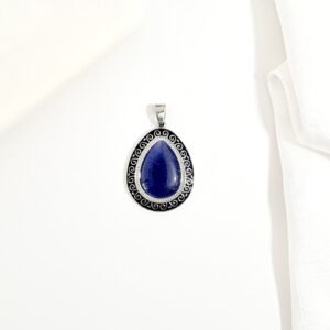 Dije forma de gota. Piedra violeta.