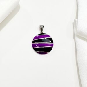 Dije redondo esmaltado, negro y violeta.