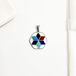 Dije esmaltado de colores.
