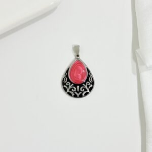Dije en forma de gota, esmalte rosa.