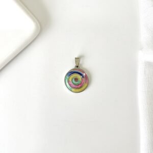 Dije redondo espiral multicolor.